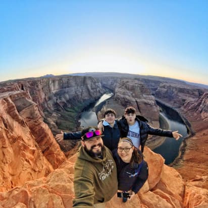 Immagine di una famiglia che scatta un selfie davanti a un paesaggio mozzafiato negli Stati Uniti, un momento di avventura e esplorazione durante un anno all’estero negli USA.