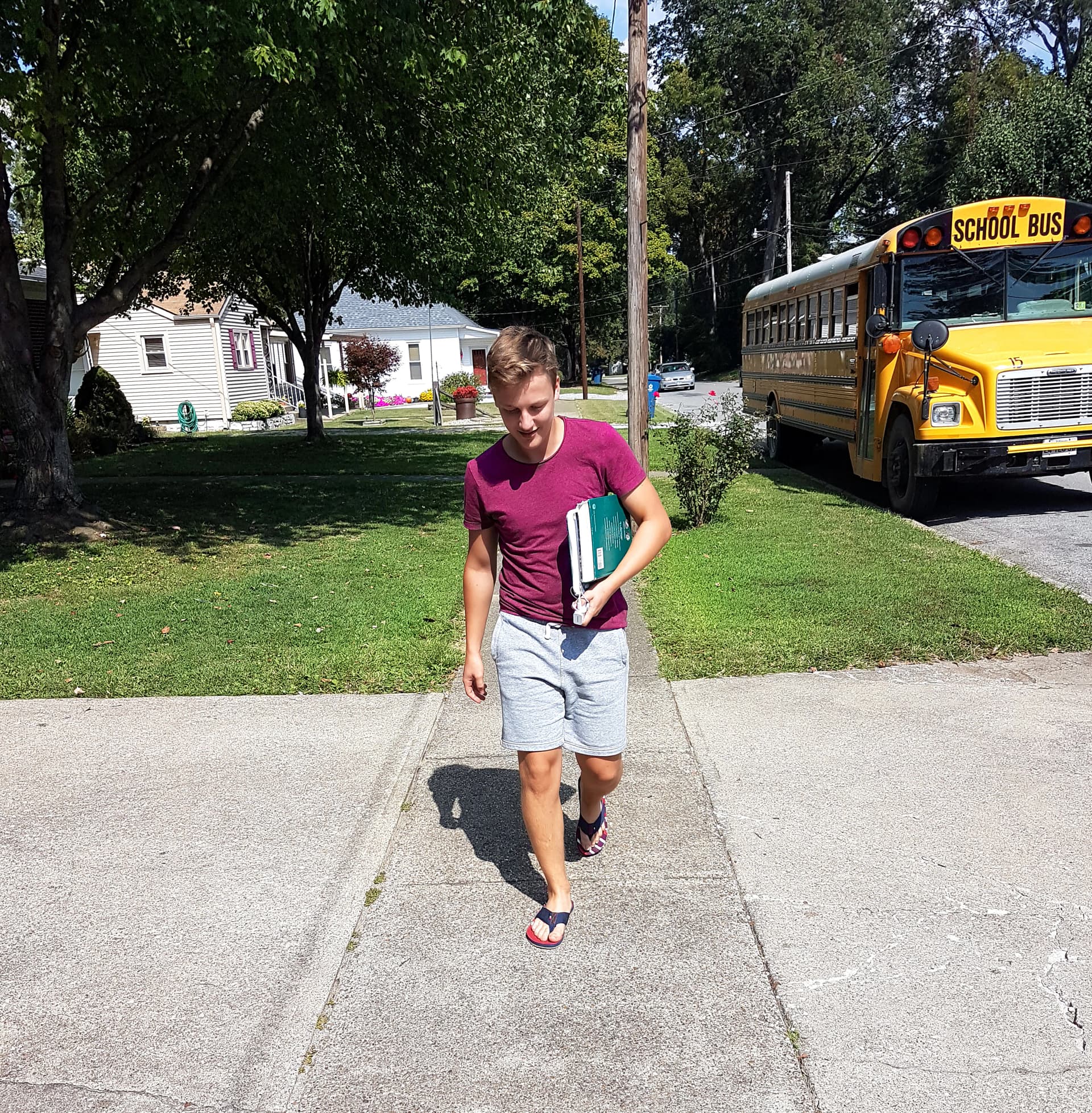 Immagine di uno studente che si dirige verso lo scuolabus negli Stati Uniti, un momento tipico della vita scolastica durante un anno all’estero in USA.