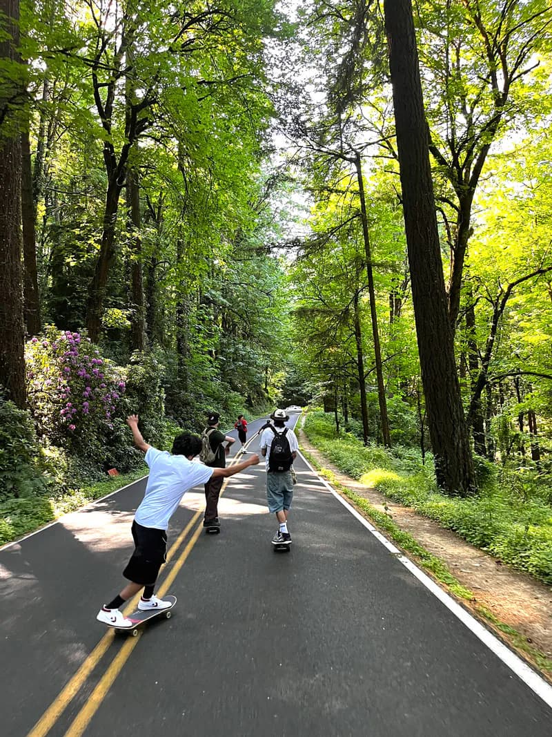 Studenti si divertono su skateboard nel paesaggio naturale degli Stati Uniti, vivendo esperienze uniche durante l'anno scolastico negli Stati Uniti.