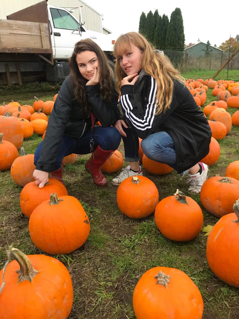 Studenti si divertono con le zucche durante l'autunno negli Stati Uniti, vivendo esperienze uniche durante l'anno scolastico americano