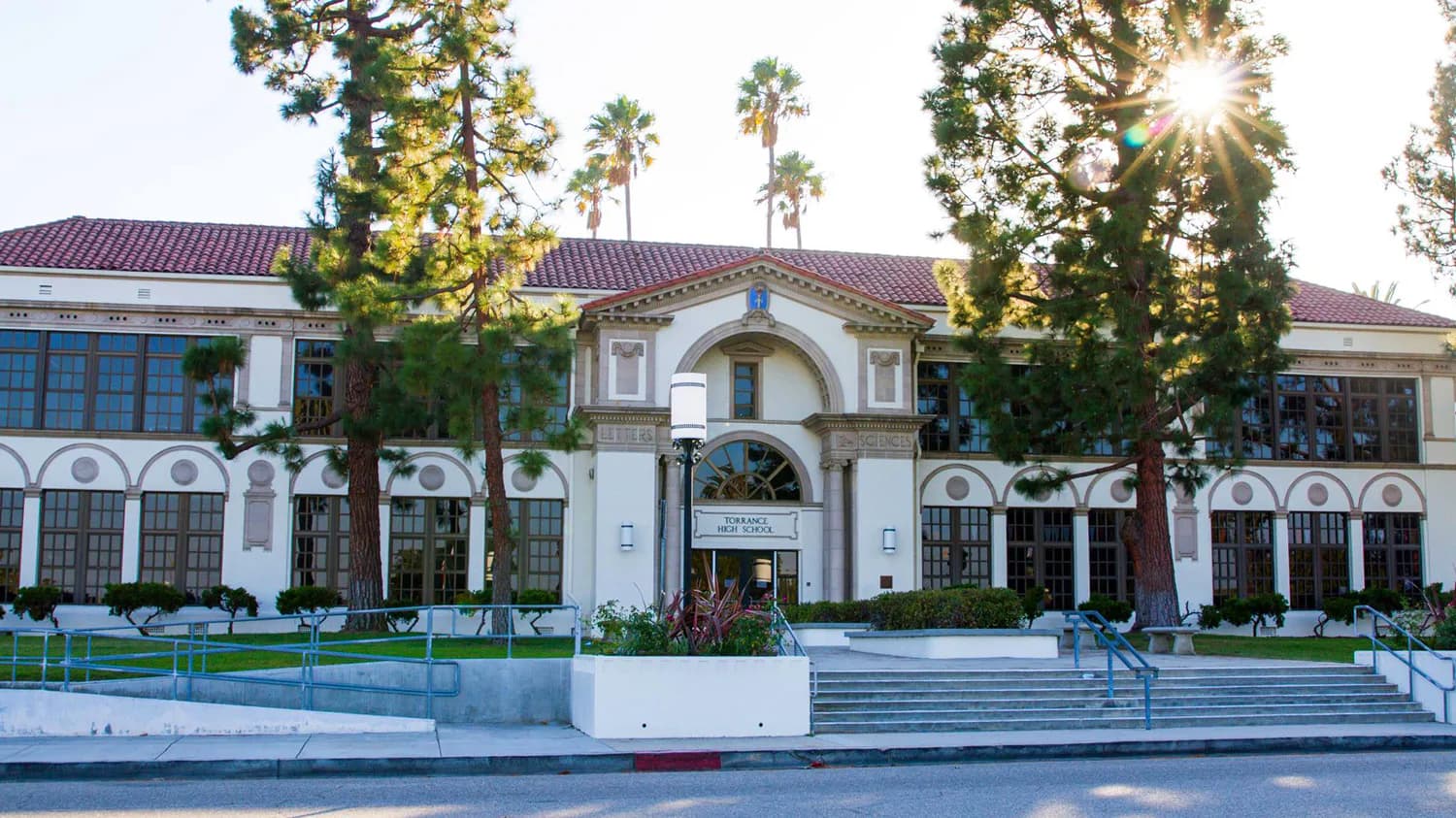Edificio di una high school americana con ingresso principale e spazi verdi, esempio di campus scolastico del sistema scolastico americano durante un anno all’estero in USA.