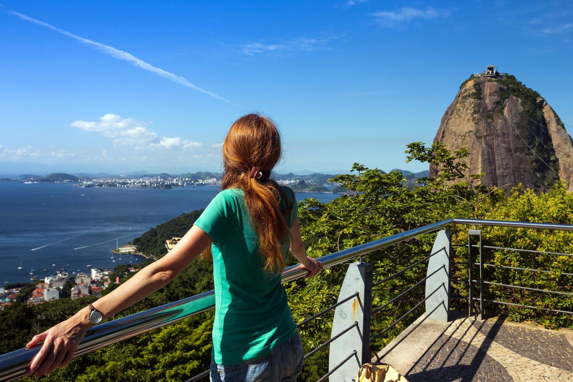 Studentessa osserva Rio de Janeiro da un punto panoramico, con vista su mare e montagne, simbolo di un anno all’estero in Brasile.
