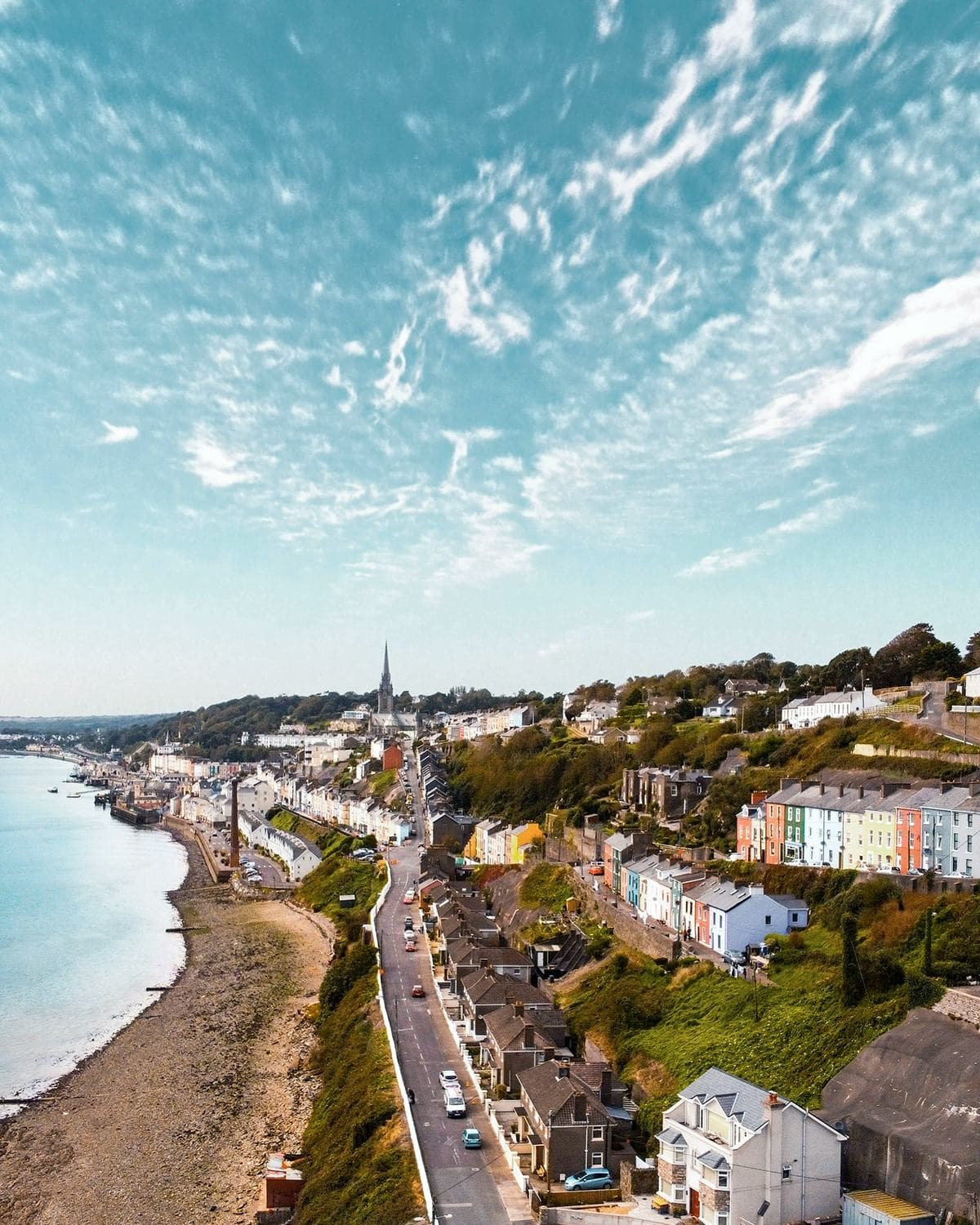 Vista di una città costiera irlandese durante un anno all’estero in Irlanda, alla scoperta del sistema scolastico irlandese e della vita locale.