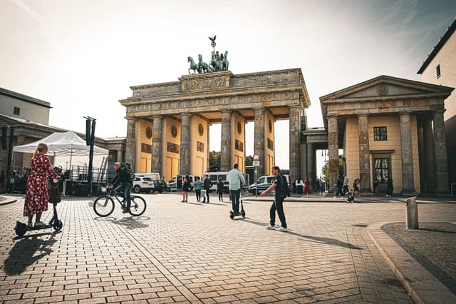 Vista della Porta di Brandeburgo a Berlino durante un anno all’estero in Germania, tra mobilità urbana, cultura e sistema scolastico tedesco.