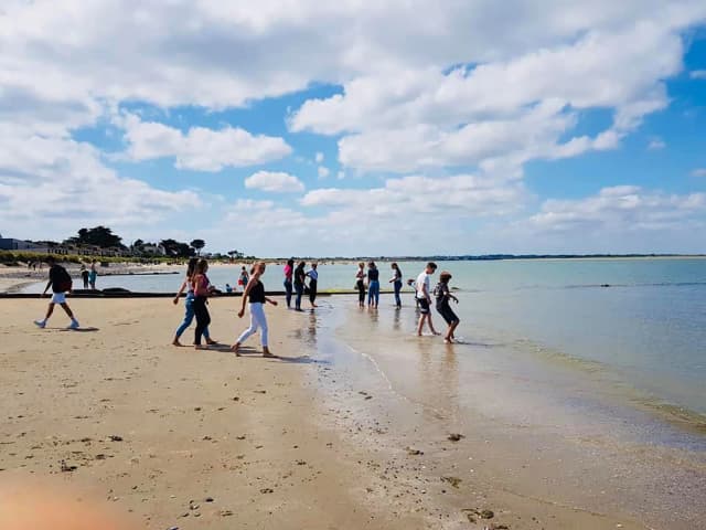 Studenti su una spiaggia vicino a Limerick durante soggiorni linguistici in Irlanda