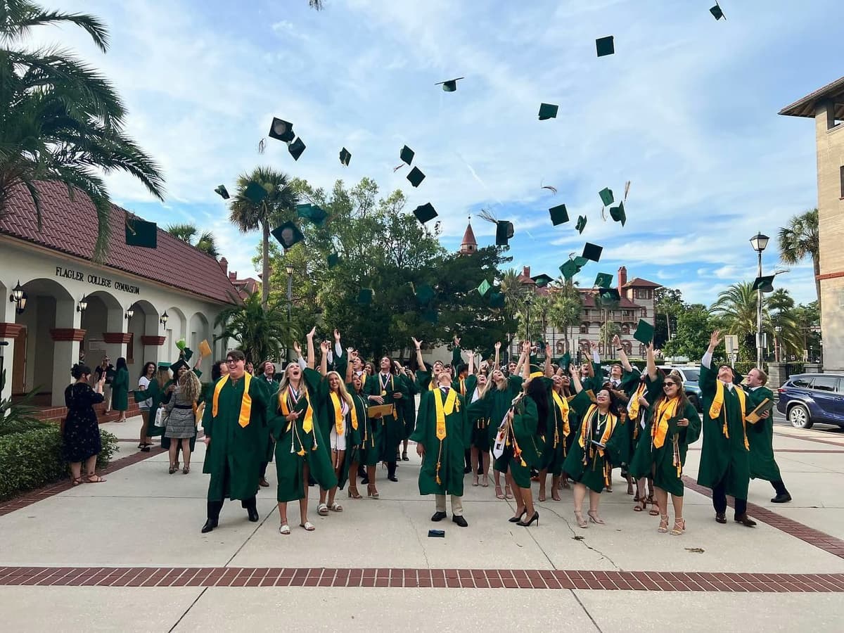 Studenti festeggiano la graduation in un campus americano, momento simbolo del sistema scolastico americano vissuto durante un anno all’estero in USA.