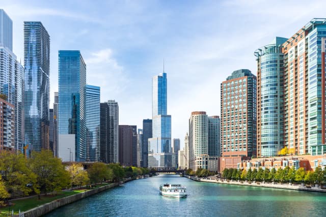 Vista di una grande città americana attraversata da un fiume, simbolo della vita urbana, dello studio e dell’esperienza quotidiana durante un anno all’estero in USA.