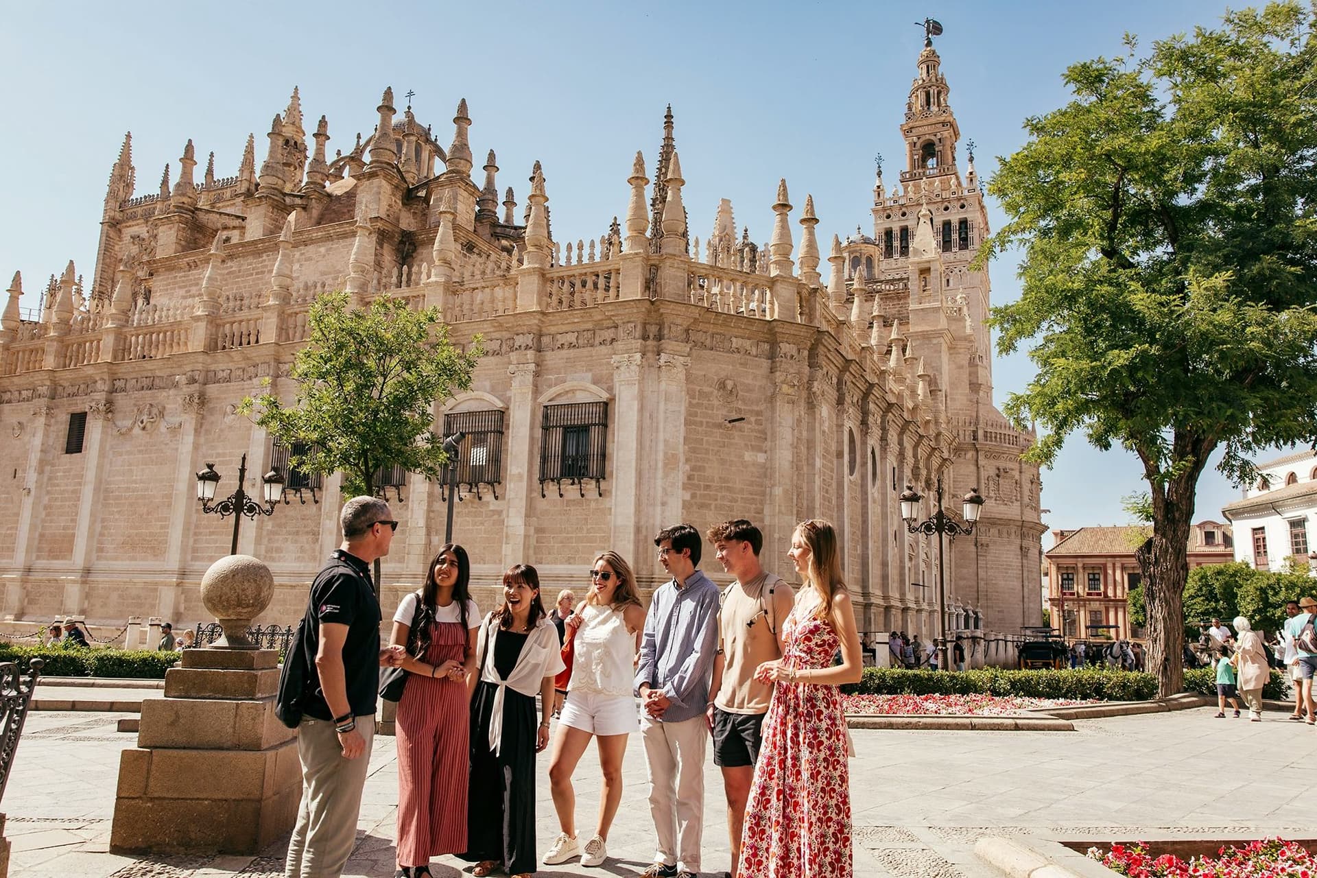 Studenti internazionali davanti alla Cattedrale di Siviglia durante corsi di lingua a Siviglia.