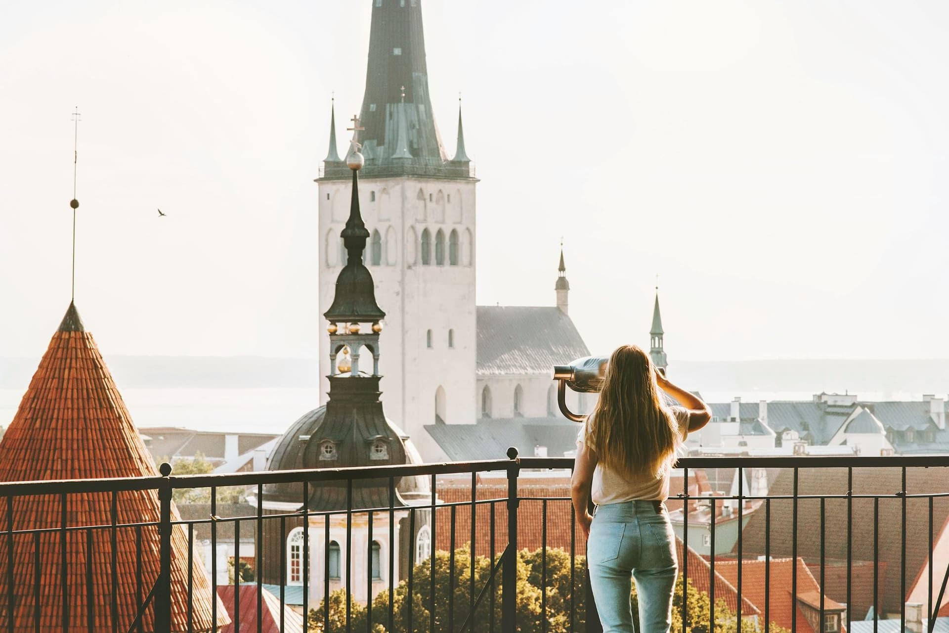Studente osserva il panorama urbano dall’alto durante un anno all’estero in Estonia, vivendo da vicino il sistema scolastico in Estonia.