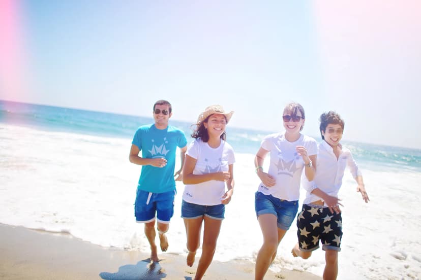 Studenti sulla spiaggia durante corsi di lingua a Malibu, tra oceano, sole e attività all’aperto.