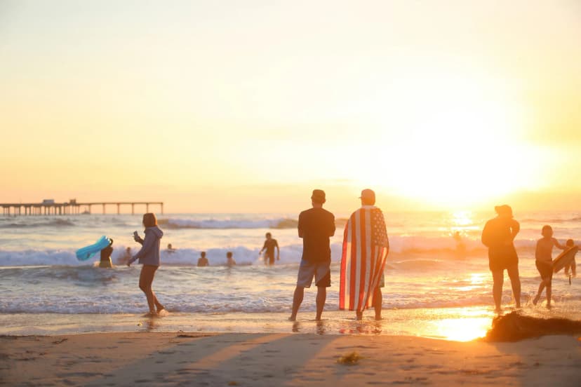 Persone sulla spiaggia di San Diego al tramonto durante soggiorni linguistici negli Stati Uniti.
