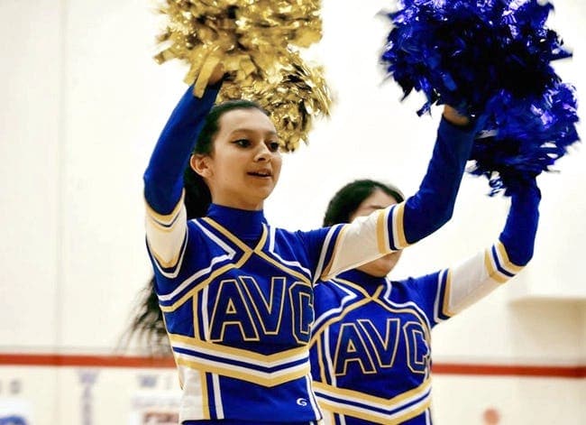 Cheerleader durante un’esibizione in una high school americana, attività extracurricolare tipica del sistema scolastico americano vissuta durante un anno all’estero in USA.