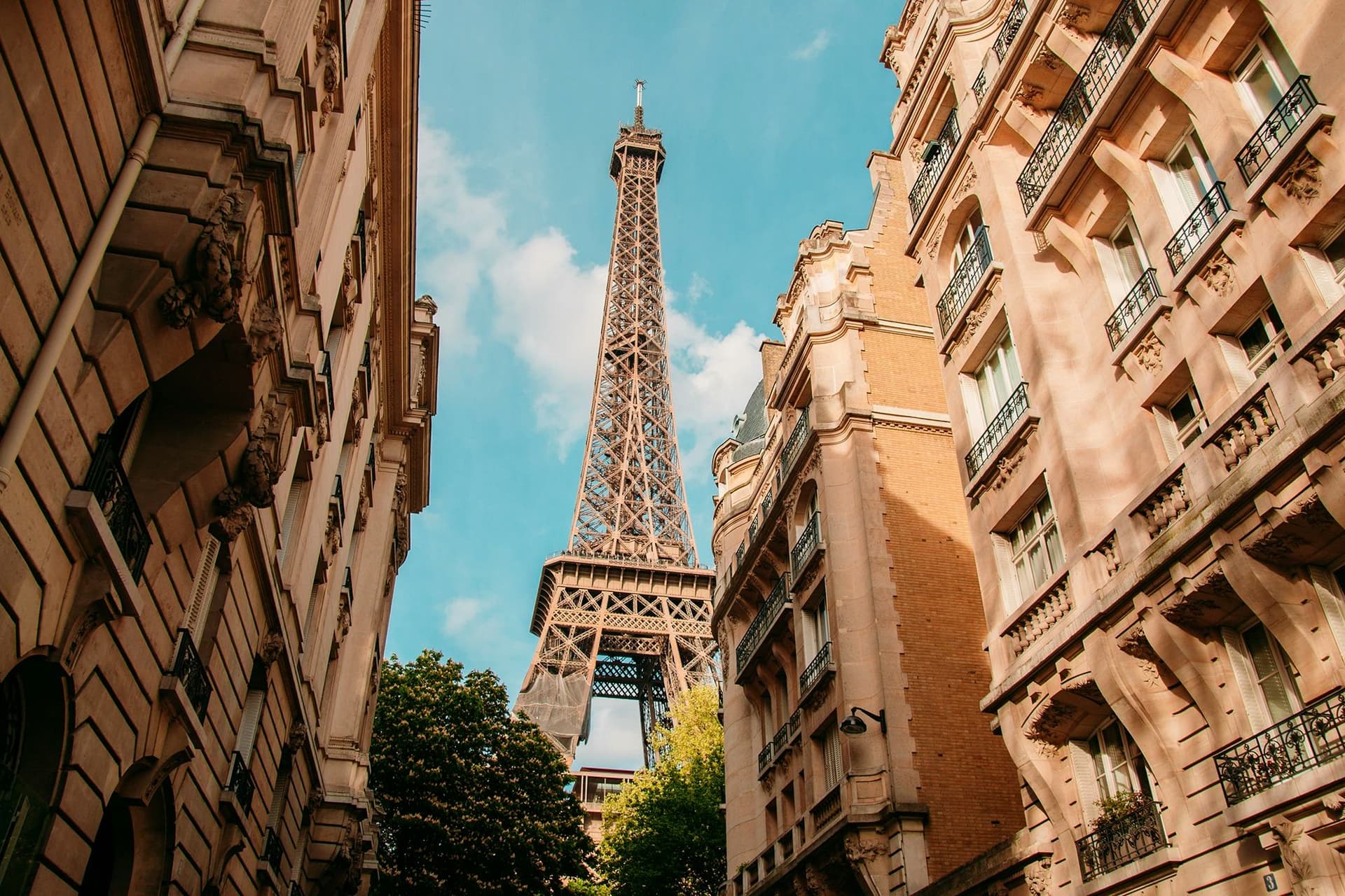 Vista della Torre Eiffel tra le strade del centro durante un soggiorno linguistico a Parigi