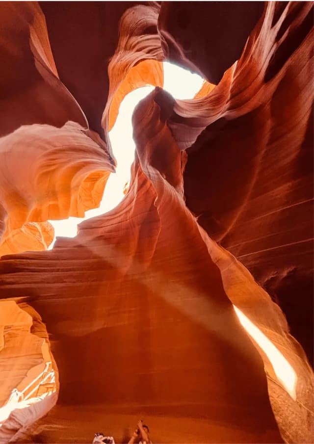 Pareti di arenaria rossa illuminate dal sole all’interno dell’Antelope Canyon, in Arizona.